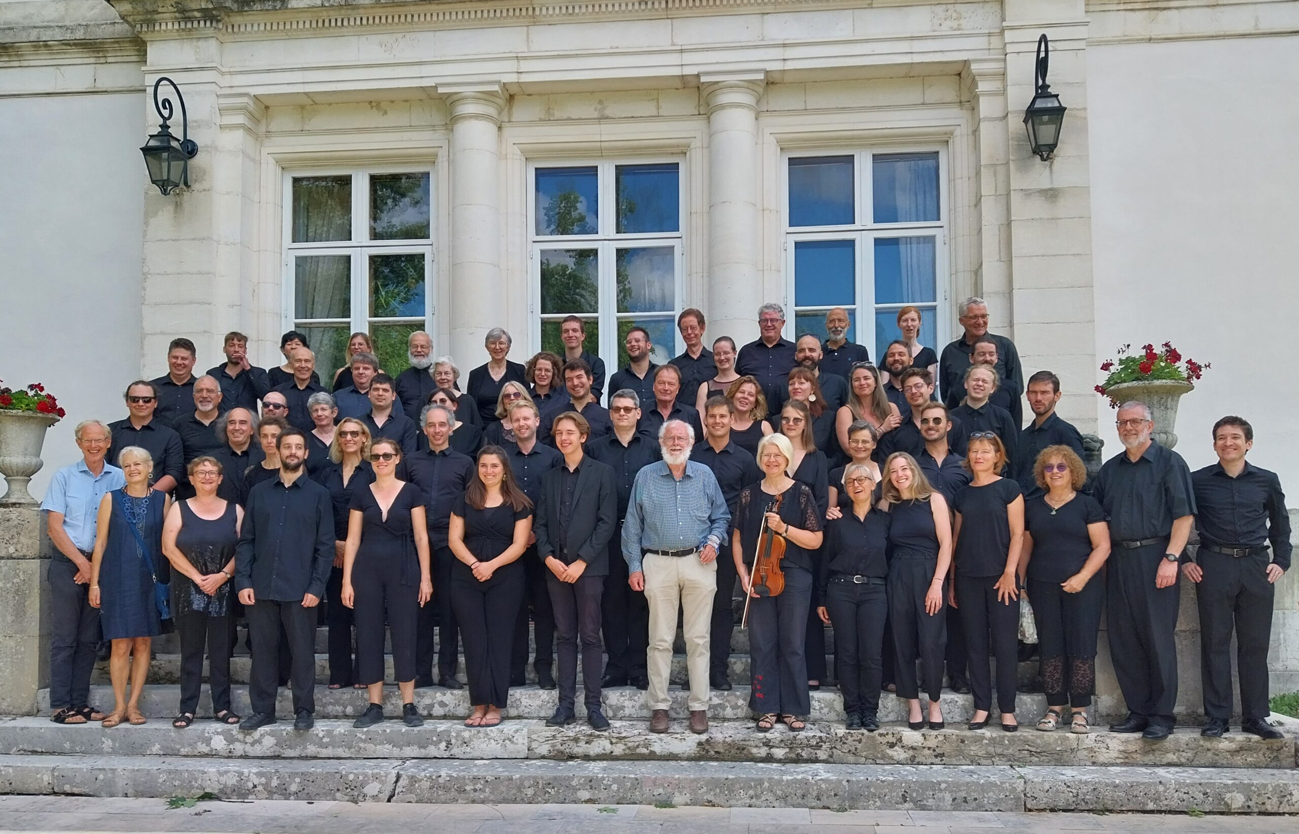 Photo de groupe devant le manoir du domaine de La Garde en 2024