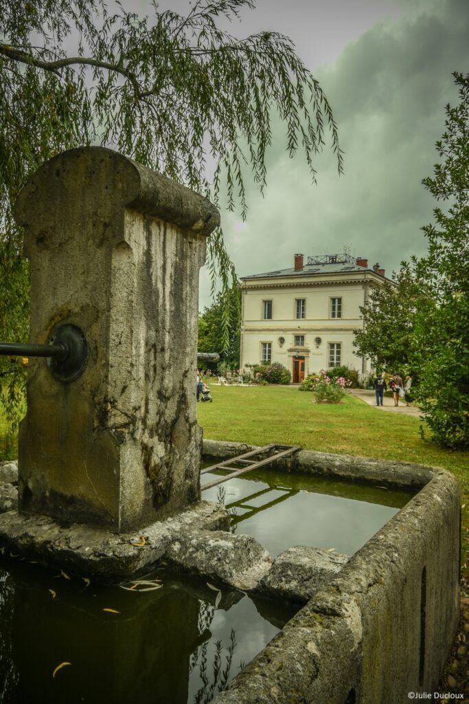 Vue du manoir depuis la fontaine