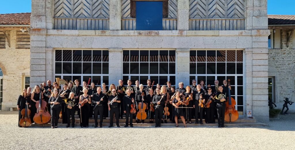 Photo de groupe devant les Écuries de La Garde à Bourg-en-Bresse en 2025